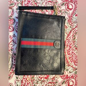 Beautiful Gucci wristlet wallet
Fashion wallet unisex .